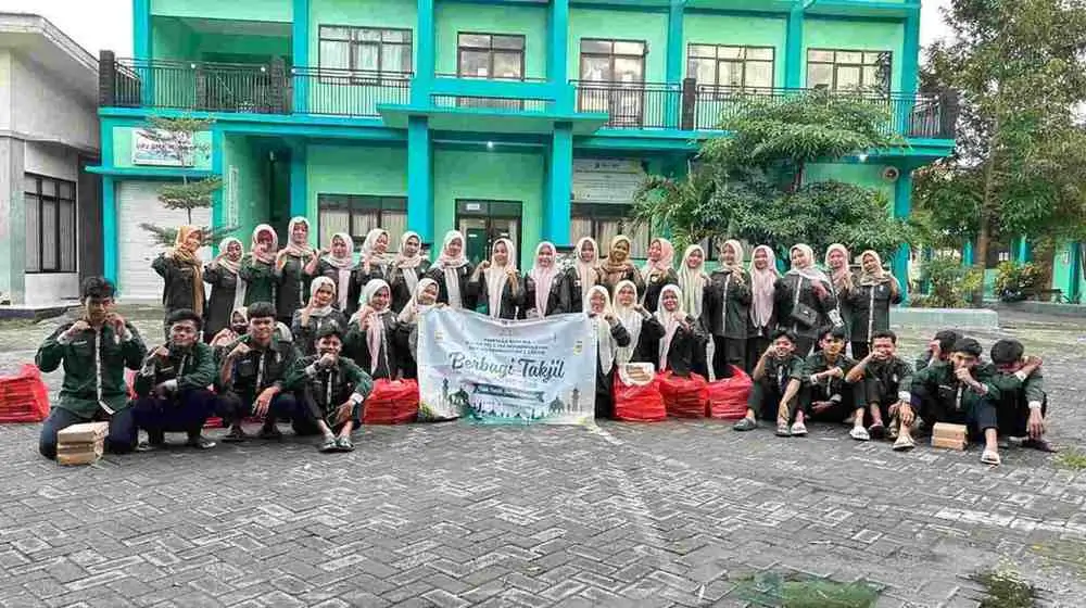 Aksi “Ketuk Pintu” IPM SMK Muhammadiyah 2 Gresik untuk Berbagi Takjil dengan Warga