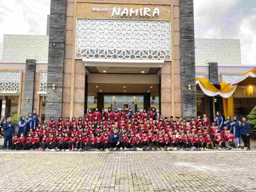 Keluarga Besar SD Muda Karisma IFTAR ke Masjid Namira