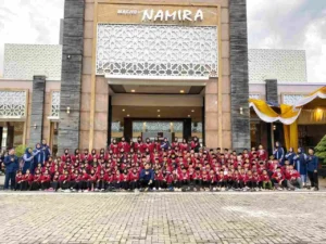 Keluarga Besar SD Muda Karisma IFTAR ke Masjid Namira