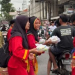 Pesilat Tapak Suci Berbagi Takjil di Balongpanggang – Gresik