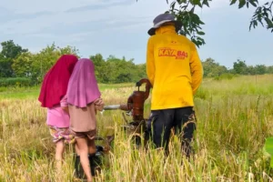 Mbah Kung dan Cucu di Sawah: Pelajaran Kesabaran dari Pompa Air