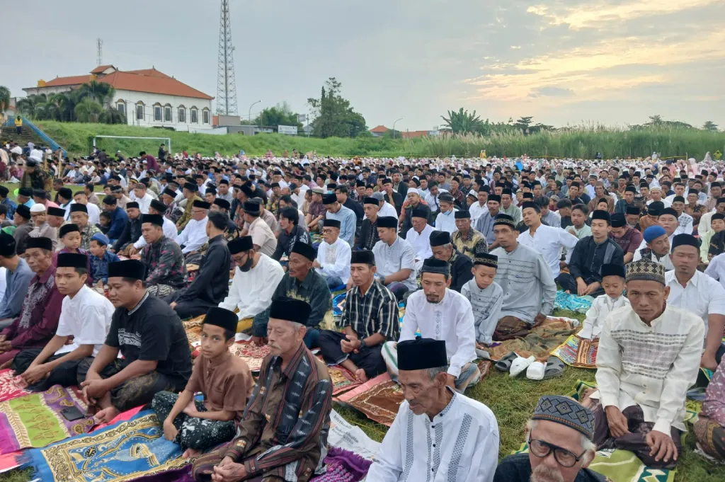 6.000 Jamaah Dukun Gresik Padati Salat Idulfitri, Khatib Soroti Fitrah dan Kepedulian Global