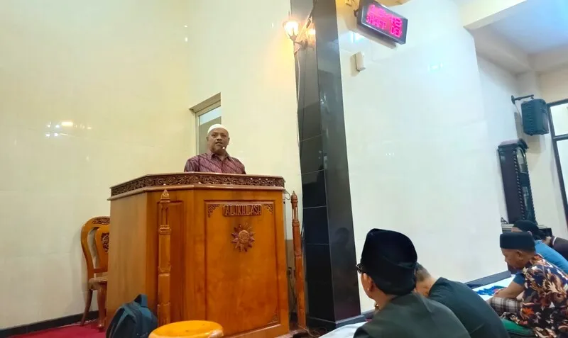 Pakar Hadis Prof. Zainuddin Kupas Sejarah Salat Tarawih dalam Kultum di Masjid Al-Ikhlas Wonorejo