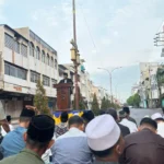 Salat Idulfitri di Kapasan: Misbahul Munir Ajak Umat Ikhlas Memaafkan Luka Terdalam