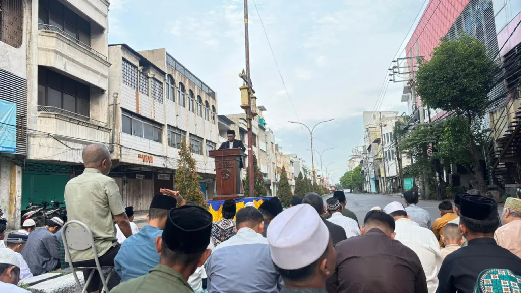 Salat Idulfitri di Kapasan: Misbahul Munir Ajak Umat Ikhlas Memaafkan Luka Terdalam