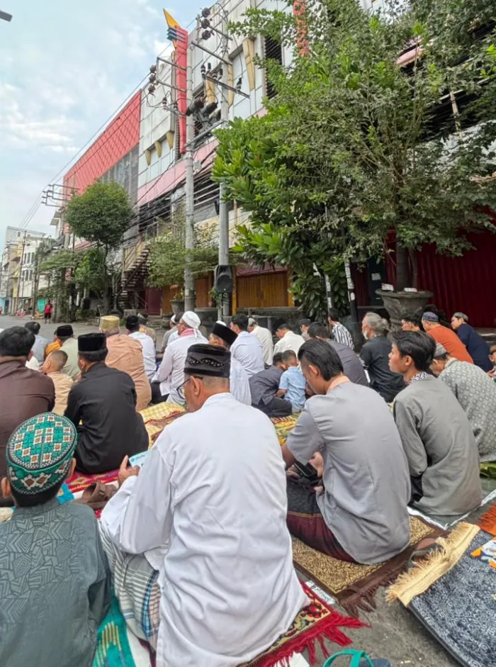 Salat Idulfitri di Kapasan: Misbahul Munir Ajak Umat Ikhlas Memaafkan Luka Terdalam