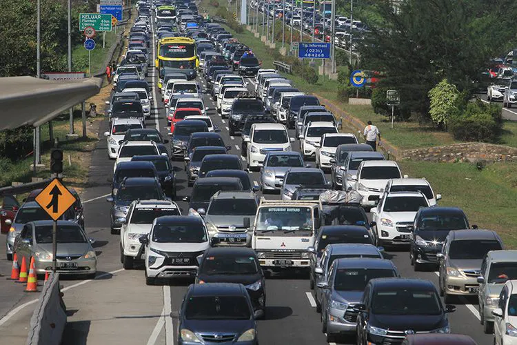 Kena Macet Saat Mudik, Bolehkah Salat di Kendaraan?