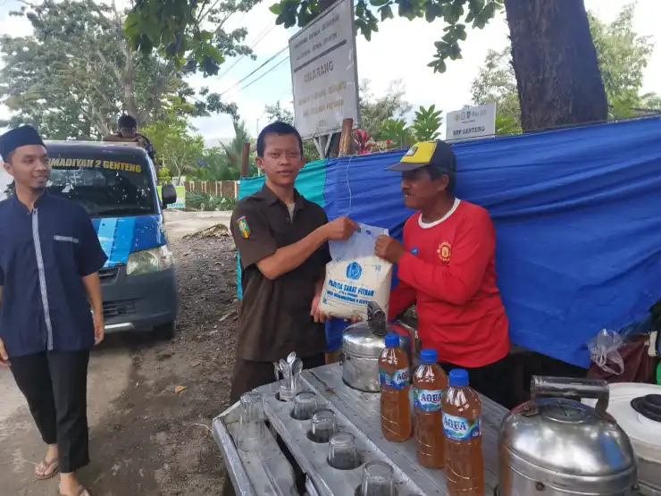 Tumbuhkan Kepedulian Sosial, Siswa SMK Muda Genteng Distribusikan Zakat Fitrah