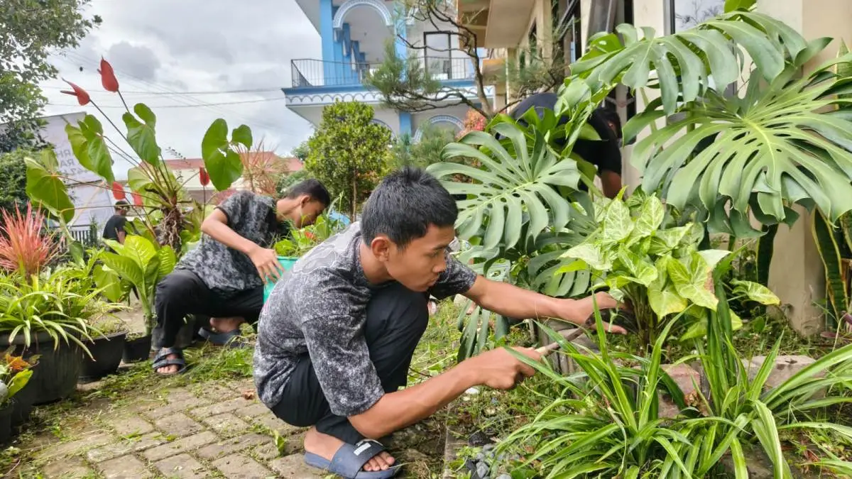 Aksi Bersih-bersih Santri LKSA Aisyiyah Kota Batu Wujudkan Lingkungan Sehat