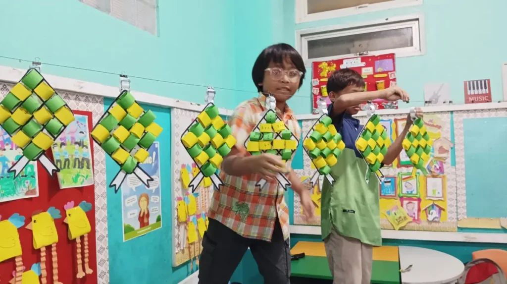 Kreatif! Siswa Sekolah Kreatif Baratajaya Belajar Numerasi Lewat Ketupat Ramadan