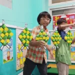 Kreatif! Siswa Sekolah Kreatif Baratajaya Belajar Numerasi Lewat Ketupat Ramadan