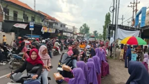 SD Mutu Kagumi Tebar Kebahagiaan Ramadan dengan Berbagi 1.050 Box Takjil di Balongpanggang