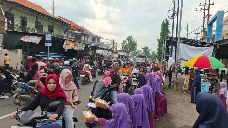 SD Mutu Kagumi Tebar Kebahagiaan Ramadan dengan Berbagi 1.050 Box Takjil di Balongpanggang