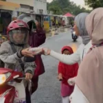 Mahasiswa Kebidanan Ummad Madiun Bagi Takjil Ramadan untuk Pengguna Jalan