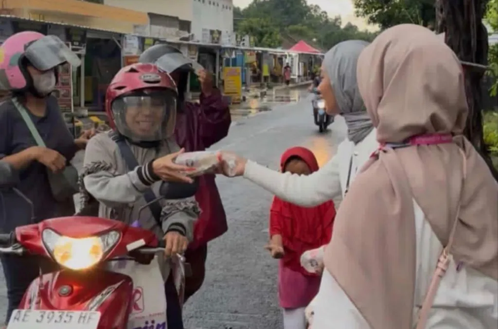 Mahasiswa Kebidanan Ummad Madiun Bagi Takjil Ramadan untuk Pengguna Jalan