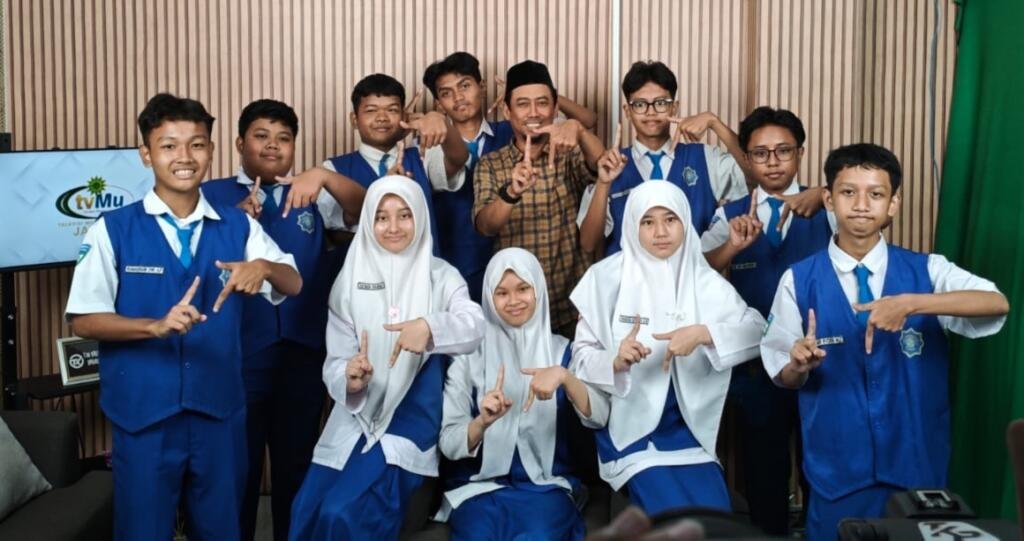 Siswa Spemjitu Kunjungi Studio TVMu Jatim 1, Asah Literasi dan Kreativitas Jurnalistik