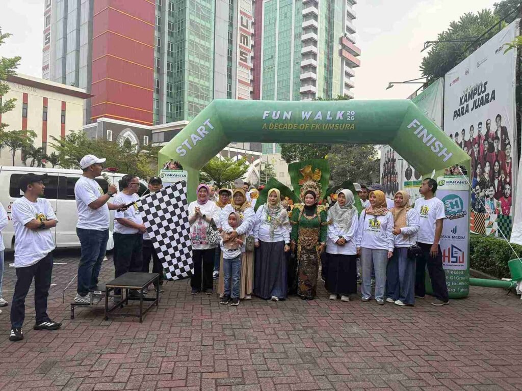 Ratusan Peserta Ramaikan Fun Walk Milad 10 Tahun FK UMSURA