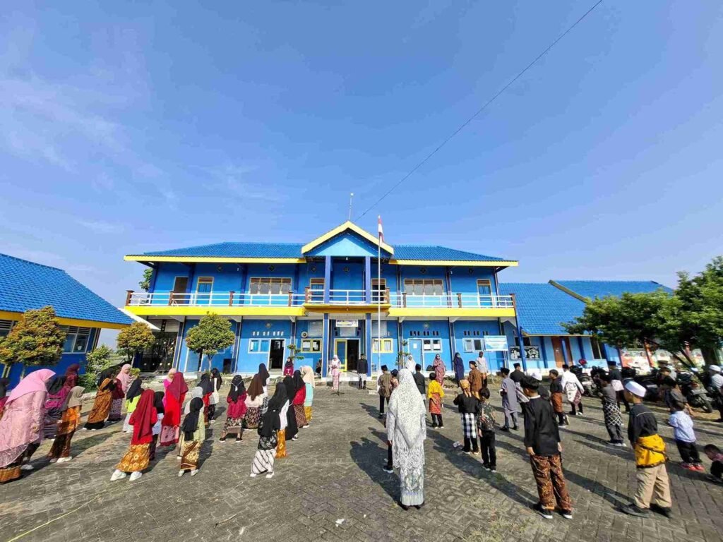 Semangat Emansipasi Warnai Peringatan Hari Kartini di MIM 08 Pelangwot