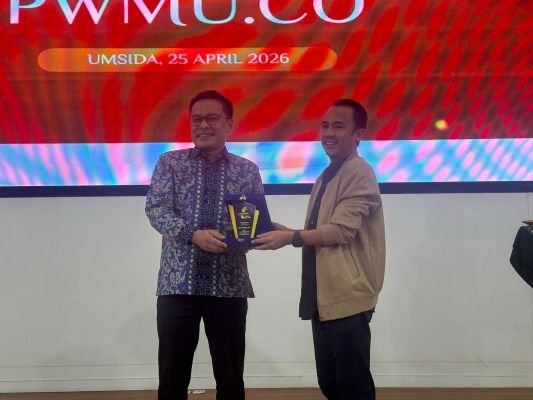 Wakil Ketua DPRD Kota Surabaya Arif Fathoni, SH, saat menerima Award PWMU.CO di Sidoarjo, 25 April 2026 (Foto: ist/PWMU.CO)