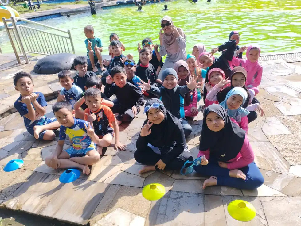 Belajar Renang Secara Langsung, Siswa SD Mumtaz Jalani Fun Swimming