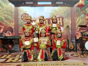 Dua Pekan, Dua Piala: Tim Tari SD Muhammadiyah 1 Krian Tampil di Dua Ajang Sidoarjo