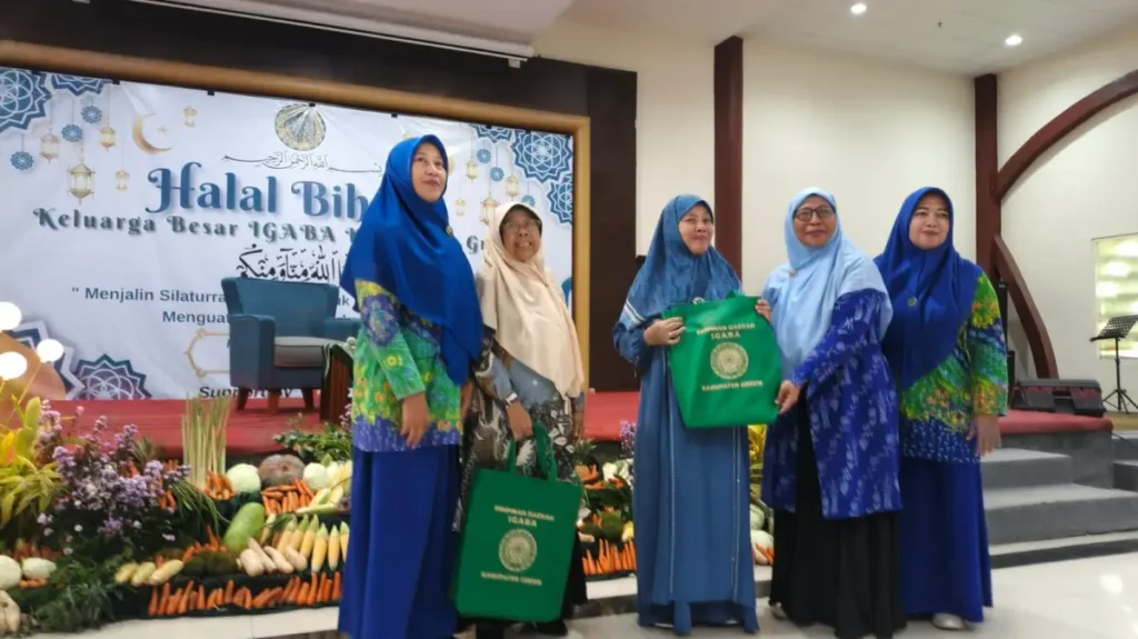 Purna Tugas, Dua Guru TK ABA Gresik Terima Tali Asih di Momen Halalbihalal