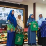 Purna Tugas, Dua Guru TK ABA Gresik Terima Tali Asih di Momen Halalbihalal