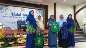 Purna Tugas, Dua Guru TK ABA Gresik Terima Tali Asih di Momen Halalbihalal