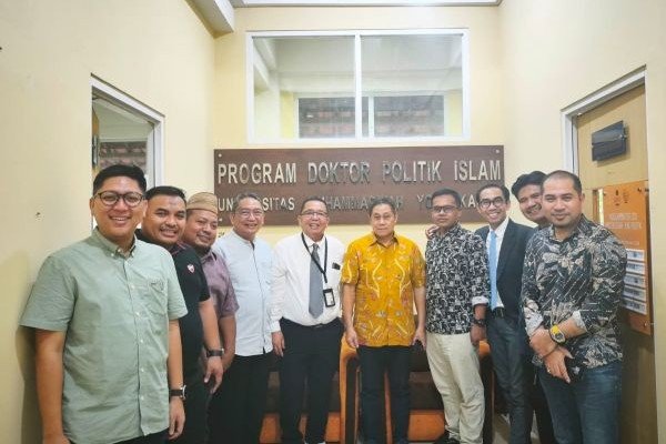 Husni Amriyanto Putra usai menjalani sidang ujian tertutup disertasi pada Program Studi Doktor Politik Islam Pascasarjana UMY (Foto: Achsin El-Qudsy/PWMU.CO)