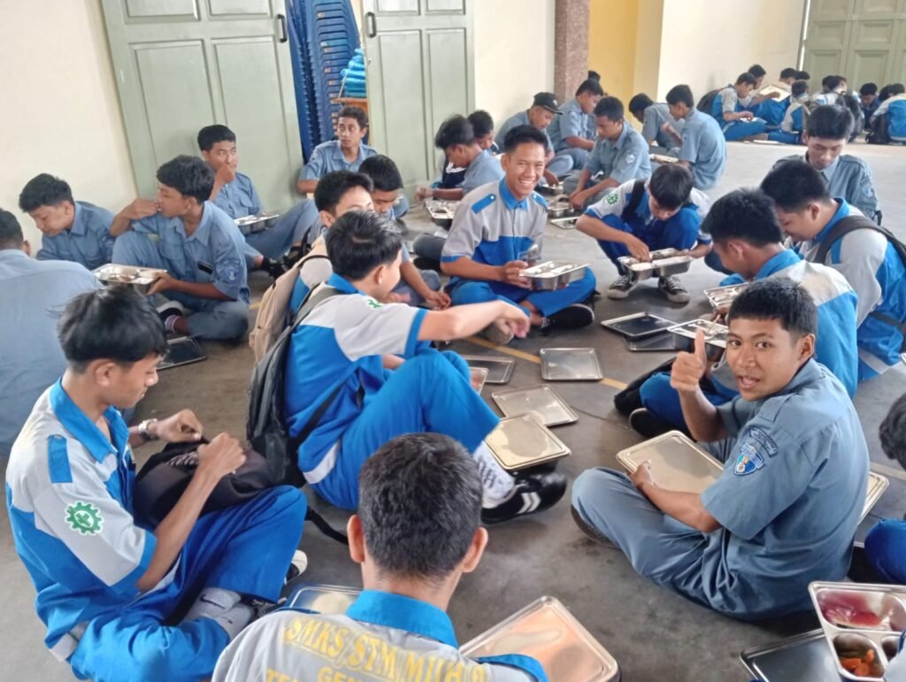 1783 Siswa SMK Muda Genteng Menikmati MBG Menu Segar