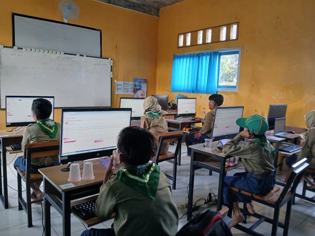 Antusias Siswa Hadapi PSAT Berbasis Online di MIM 08 Pelangwot