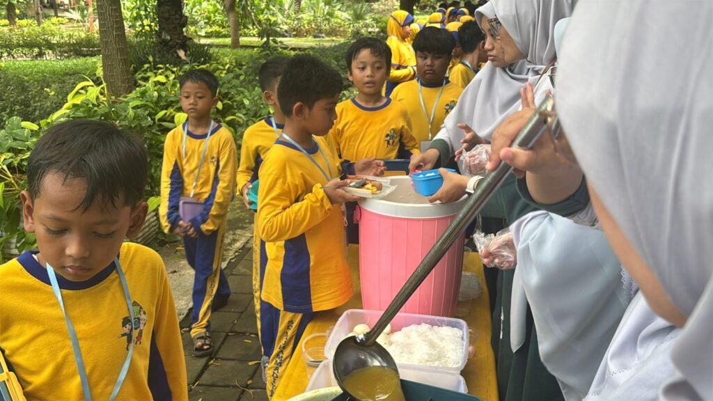 English Camp SD Muhammadiyah 24 Surabaya Terapkan Lunchbox Ramah Lingkungan