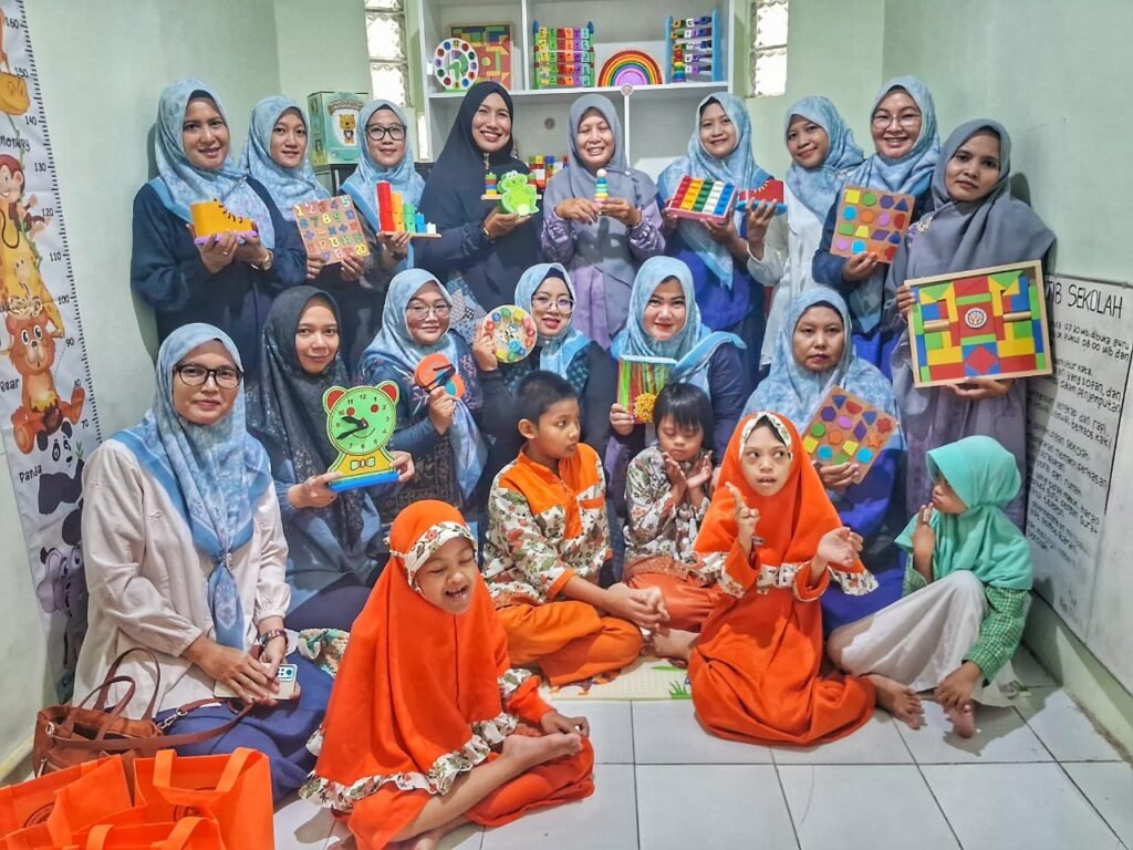 Peduli Disabilitas, Ikwam Spemdalas Salurkan Donasi