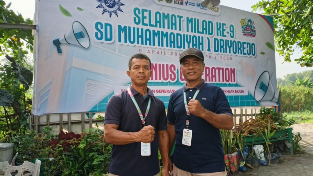 Tak Sekadar Penjaga, Dua Petugas Keamanan SD Muhammadiyah 1 Driyorejo Tunjukkan Pengabdian Sepenuh Hati