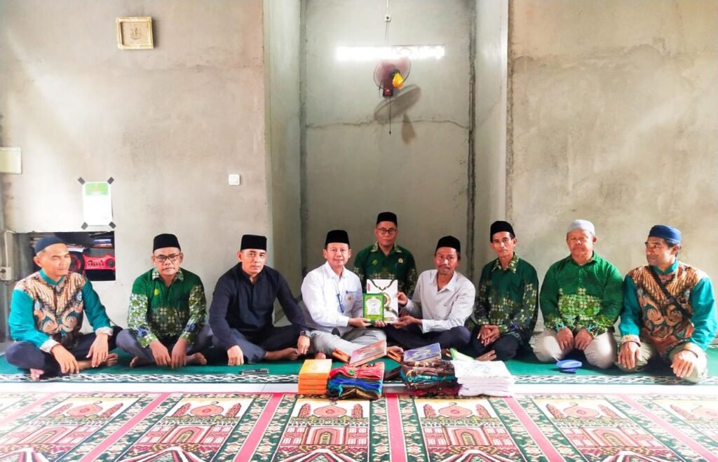 LDK PP Muhammadiyah Serahkan Perlengkapan Ibadah untuk Mushalla Mualaf di Nanga Taman, Sekadau