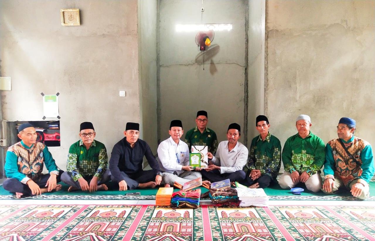 LDK PP Muhammadiyah Serahkan Perlengkapan Ibadah untuk Mushalla Mualaf di Nanga Taman, Sekadau