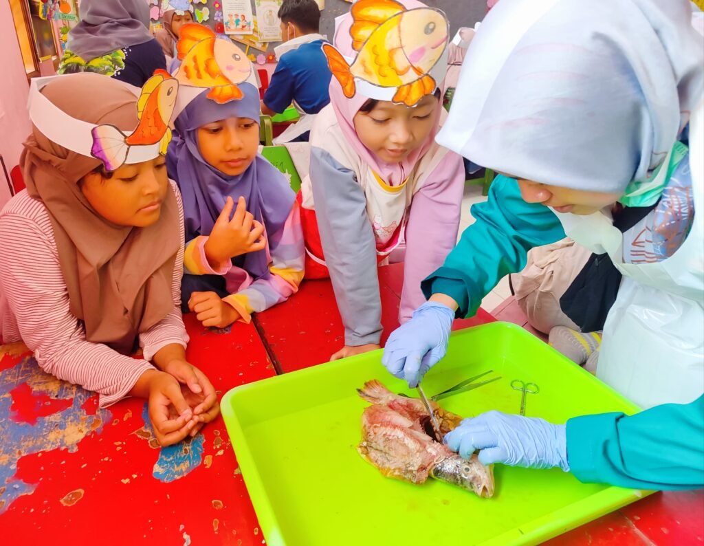 Undang Guru Tamu Dokter Hewan RSHP Unair, Siswa Sekolah Kreatif Baratajaya Belajar Praktik Bedah Ikan