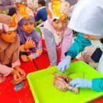 Undang Guru Tamu Dokter Hewan RSHP Unair, Siswa Sekolah Kreatif Baratajaya Belajar Praktik Bedah Ikan