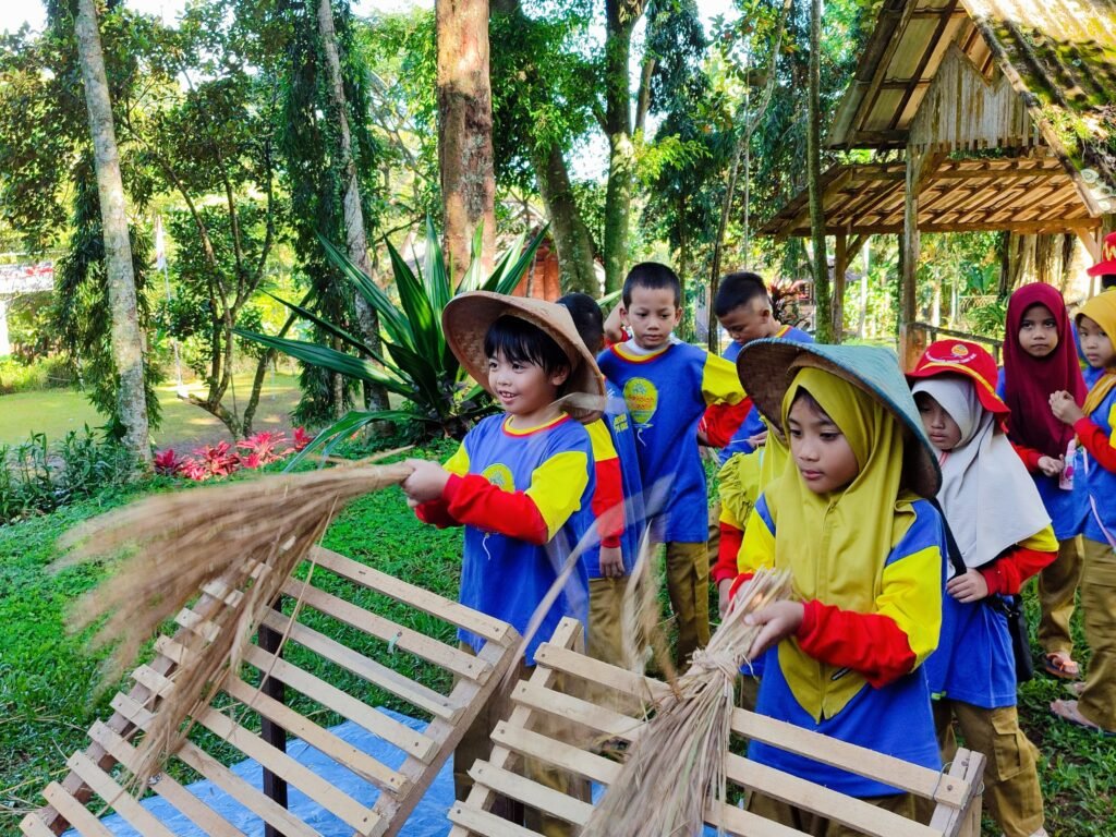 Outbound Learning Activity Sekolah Kreatif Baratajaya Ajak Siswa Belajar Edukasi Pertanian