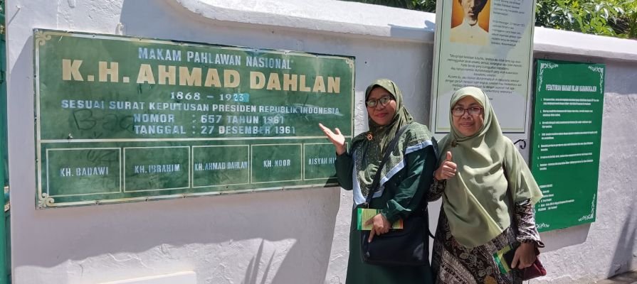 Pintu masuk makam KH Ahmad Dahlan di Pemakaman Karangkajen (Foto: Siti Faizah/PWMU.CO)