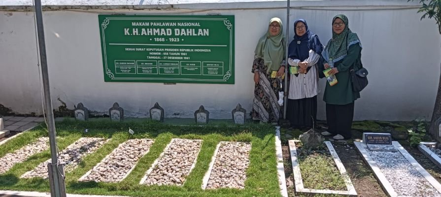 Rombongan Napak Tilas PDA Gresik, Estu Rahayu, Innik Hikmatin dan Musyrifah di makam KH Ahmad Dahlan (Foto: Siti Faizah/PWMU.CO)