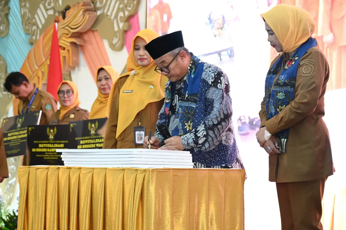 Kemendikdasmen Resmikan 32 Sekolah di Sidoarjo, Ribuan Perangkat Digital Dibagikan