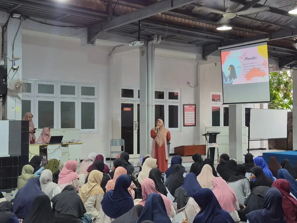 Keputrian Spemdalas Gresik Tanamkan Sikap Mandiri dan Tanggung Jawab bagi Siswi