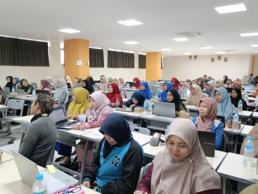 58 bendahara sekolah Muhammadiyah Surabaya mengikuti pelatihan intensif perpajakan (Foto: Yusdwiya/PWMU.CO)