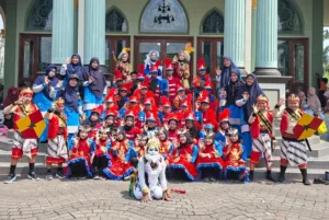 Langkah Kecil, Irama Besar: Cerita Kekompakan Drumband SD di Tengah Parade