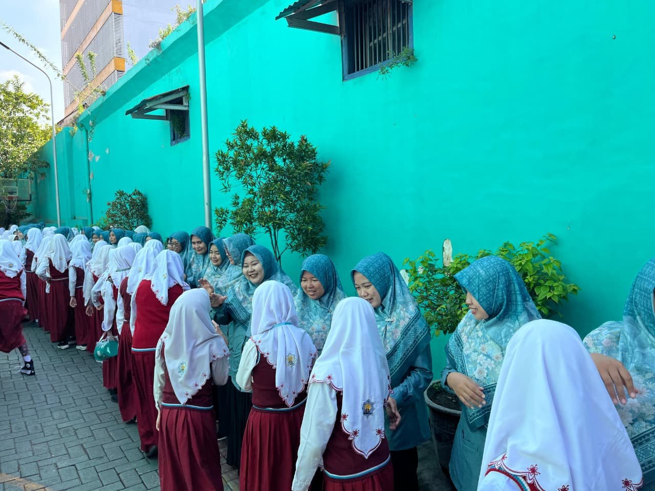 Merajut Silaturrahmi di Hari Pertama Sekolah Melalui Halalbihalal