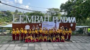Belajar dari Alam, Siswa MI Muda Kedungbanteng Antusias Outdoor Class