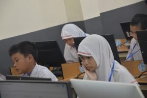 Mengikuti Tertibnya Pelaksanaan TKA di SD Muhida