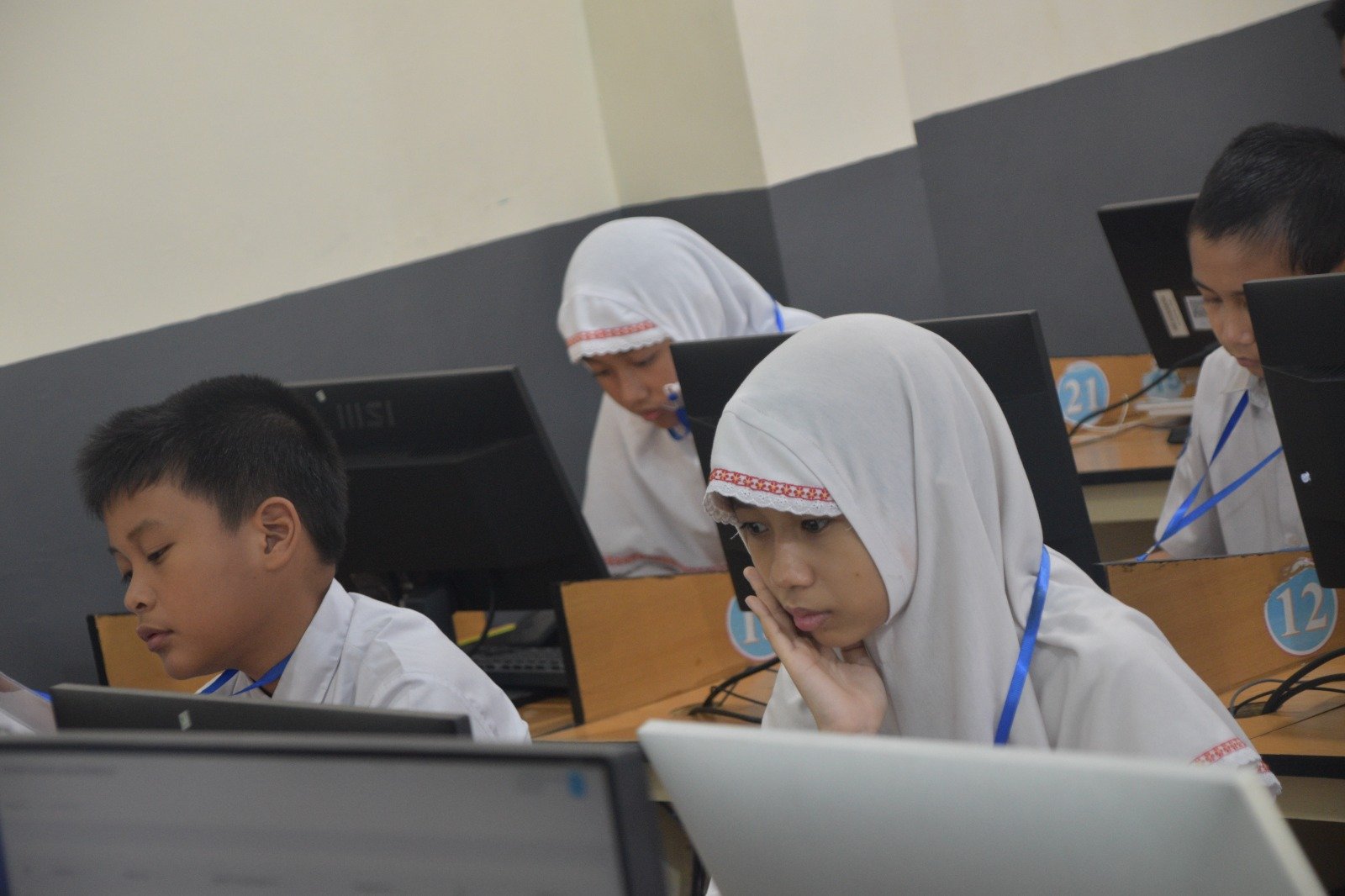 Mengikuti Tertibnya Pelaksanaan TKA di SD Muhida