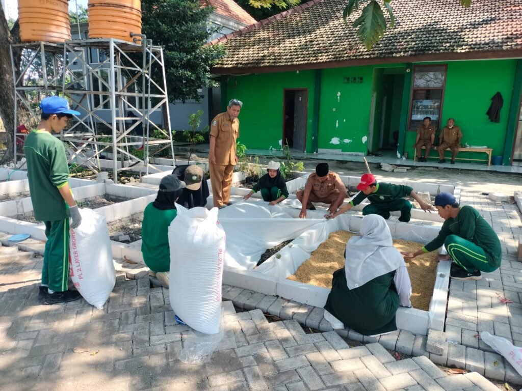 Siswa SMK Muhammadiyah 5 Gresik Kolaborasi Percantik Taman Belakang dengan Kebun Sayur